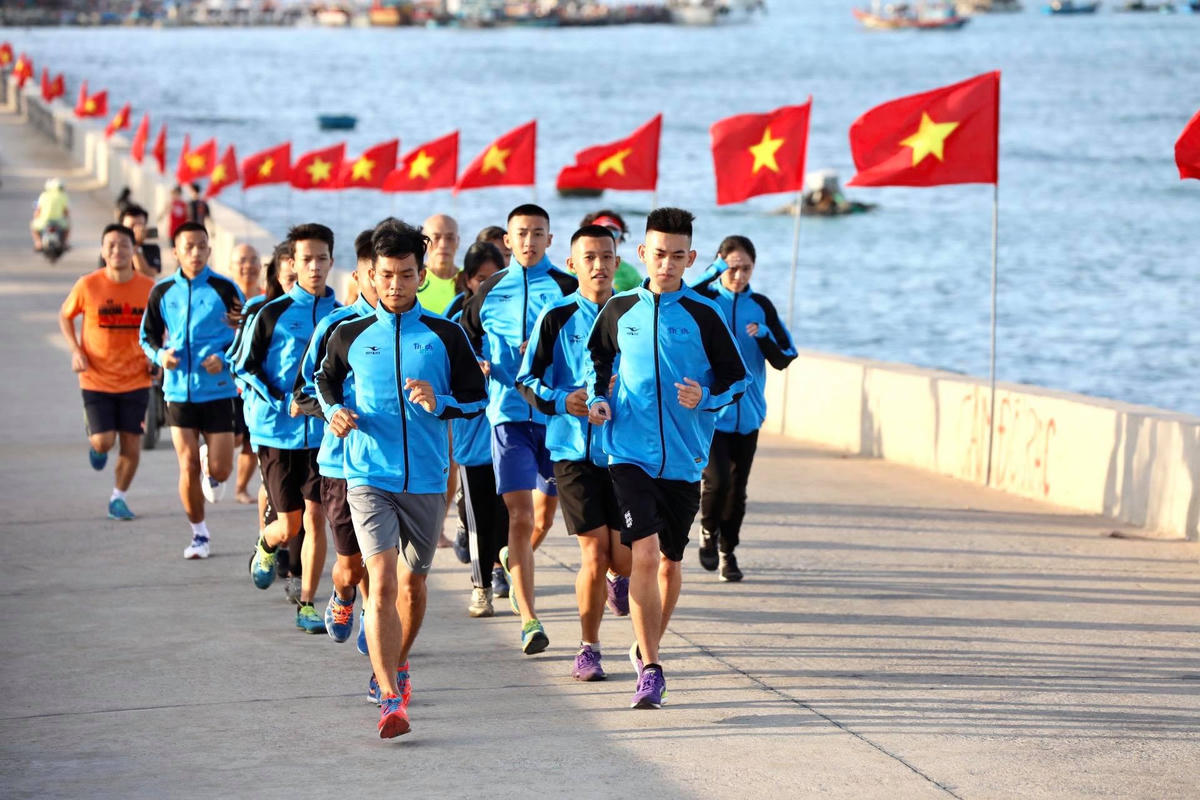 Thiêng liêng Lễ Thượng cờ&nbsp;trên đỉnh Lý Sơn