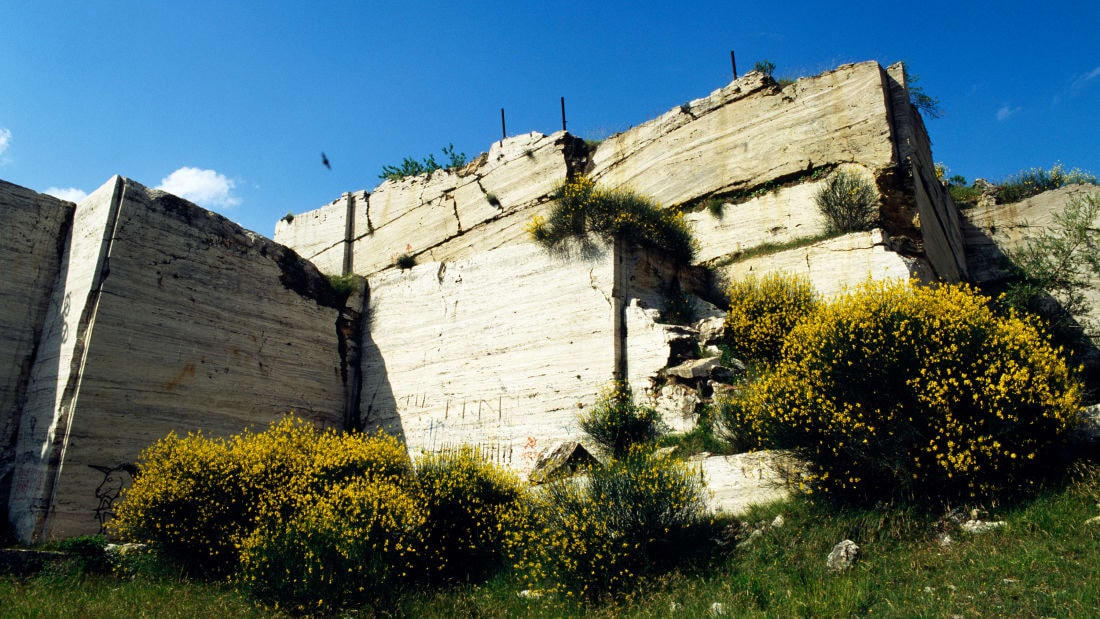 Những núi đá travertine ở thị trấn Ascoli. Ảnh: CNN.