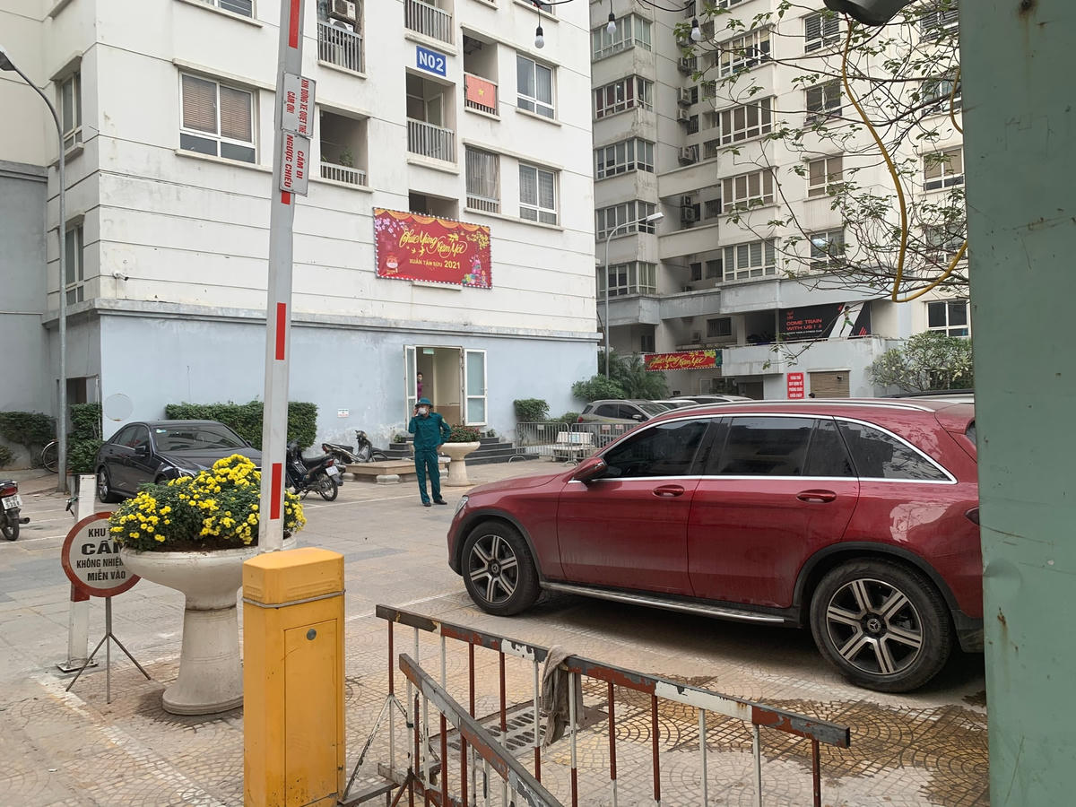 Khu vực này gồm 2 toà chung cư N02 và N03, hiện tại lực lượng chức năng tạm thời dựng rào chắn khu vực toà N03. Ảnh: Lan Anh. 