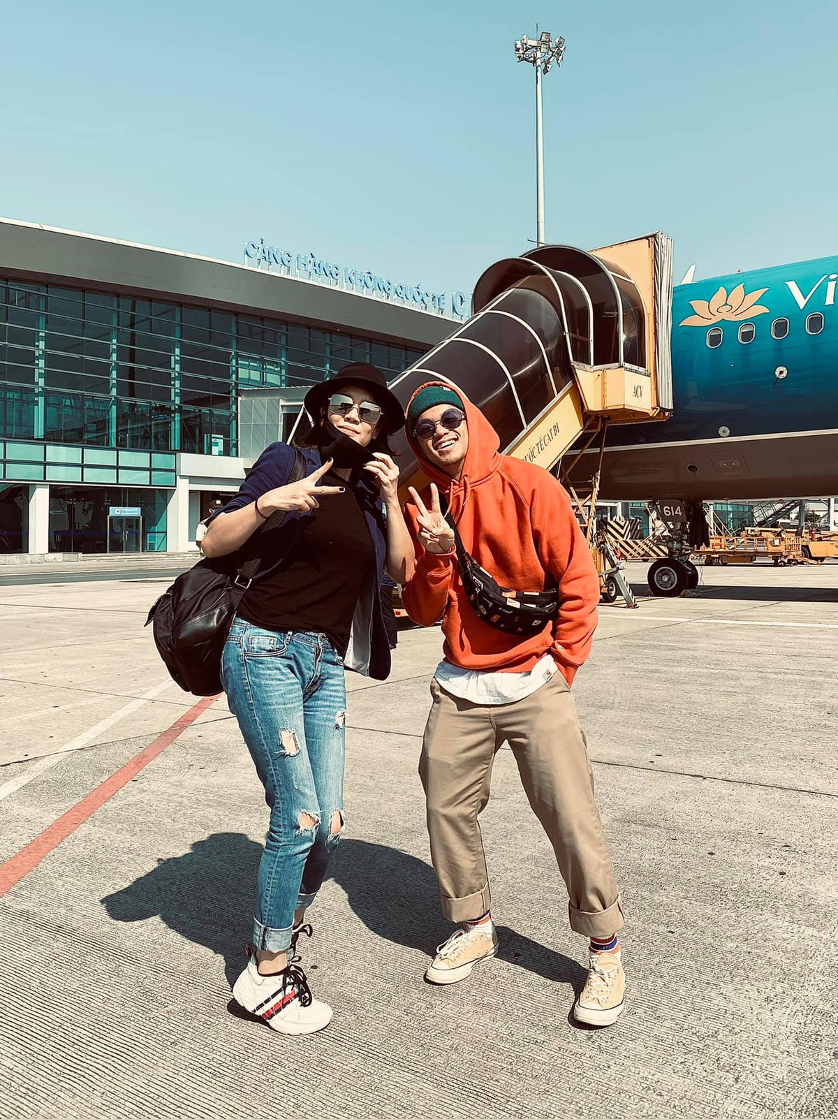 Trọng Hiếu vô tình gặp ca sĩ Thu Phương tại sân bay Cát Bi, Hải Phòng. Hại chị em vô cùng phấn khích và “hẹn nhau để quẩy cho sướng đời”.