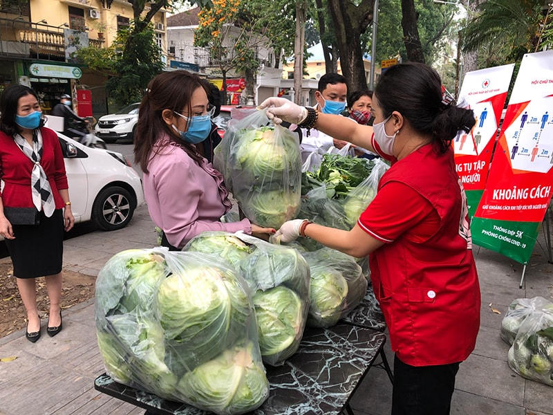 Người dân cùng chung tay giải cứu nông sản tại trụ sở Trung ương Hội Chữ thập đỏ Việt Nam, Hà Nội.