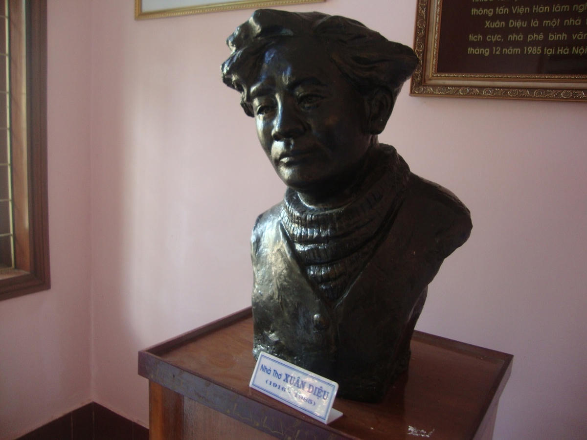Tượng nhà thơ Xuân Diệu.