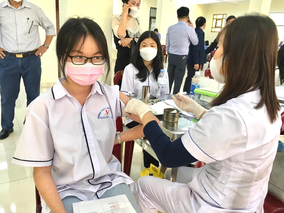 Sau khi tiêm vaccine Pfizer, nhiều học sinh ở huyện Hoằng Hóa cảm thấy buồn nôn, đau đầu...