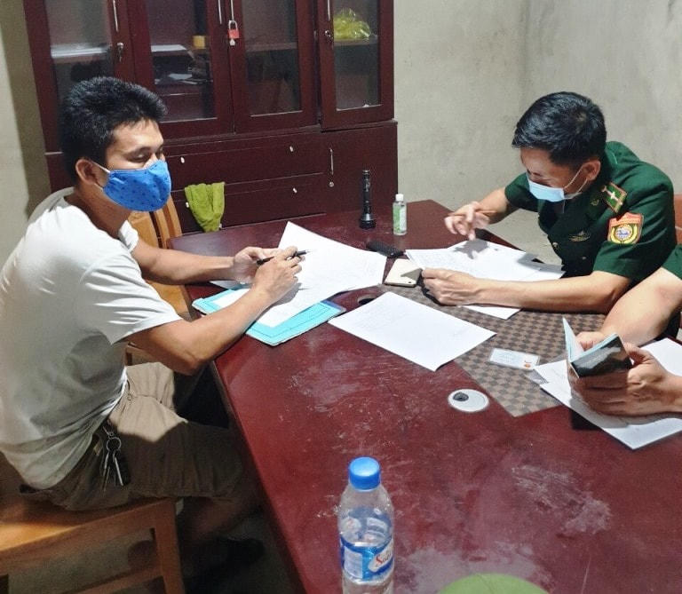 Lực loợng biên phòng làm việc với lái xe Đoàn Quyết Thắng.