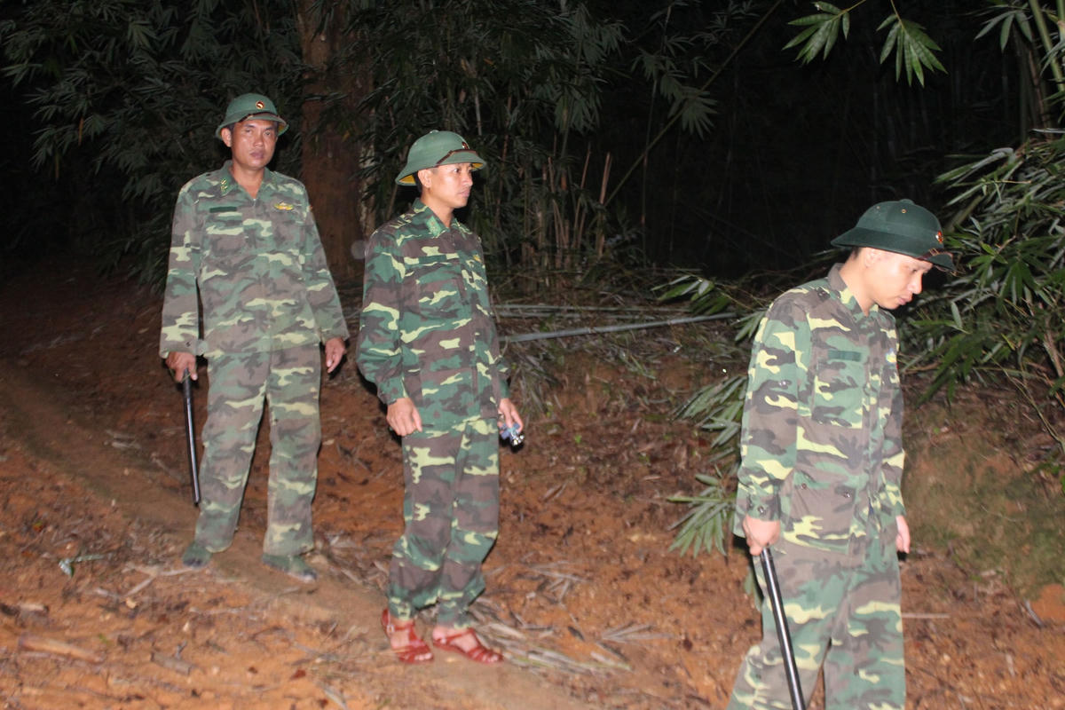 Chốt 328 thực hiện nhiệm vụ đi tuần đêm.