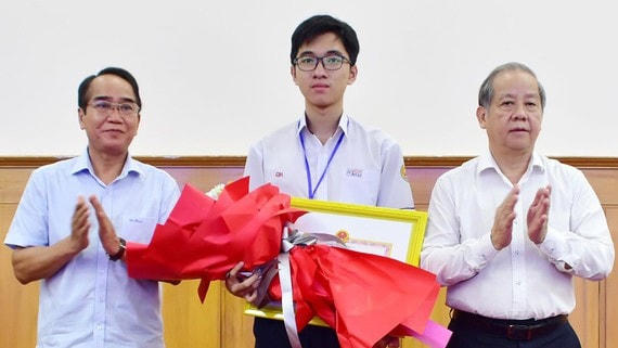 Lãnh đạo tỉnh Thừa Thiên - Huế tặng bằng khen em Hồ Việt Đức.