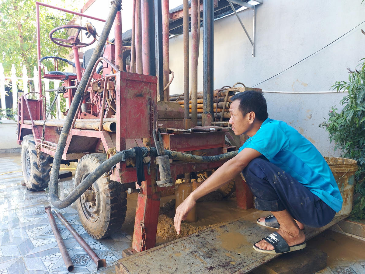 Suốt 2 năm qua, giếng đào gia đình anh Ngô Văn Dũng và gia đình em trai nước liên tục bị tụt đến mức báo động.