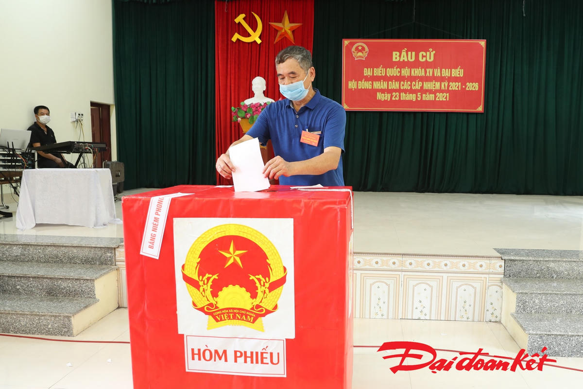 Sau khi hoàn thành lá phiếu, các cử tri lên khu vực hòm phiếu để bỏ phiếu. Ảnh: Quang Vinh. 