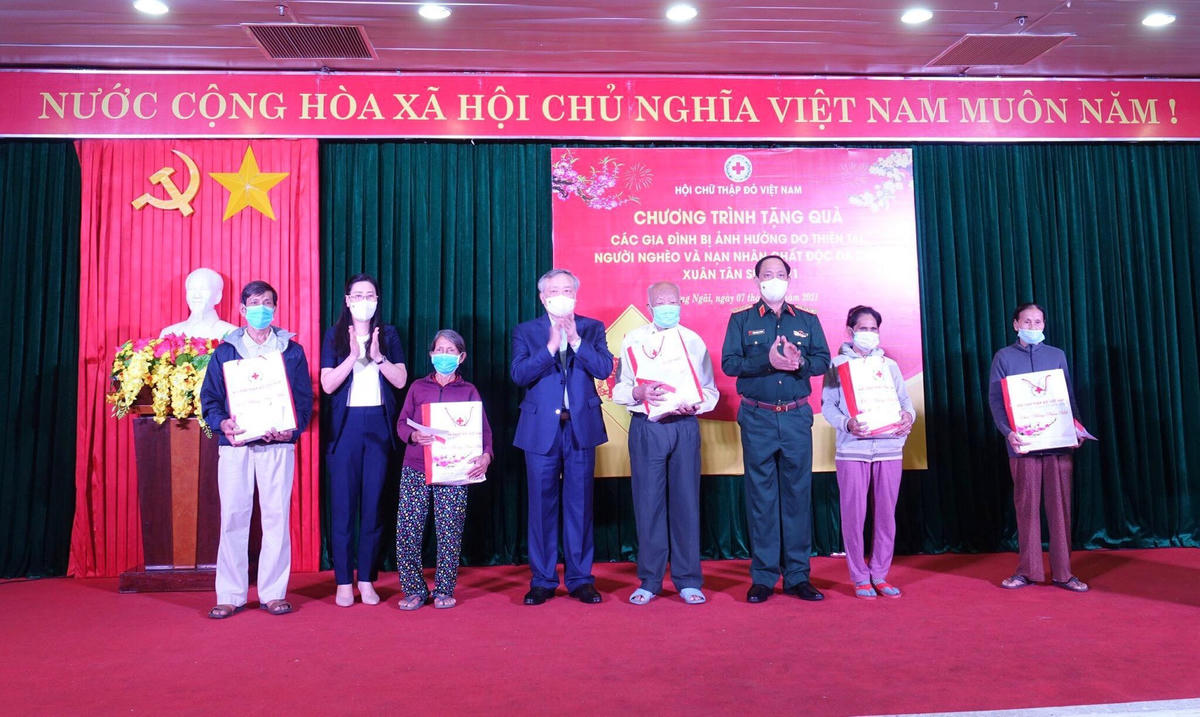 Chánh án TAND tối cao Nguyễn Hòa Bình tặng quà cho gia đình chính sách, người nghèo ở Quảng Ngãi.