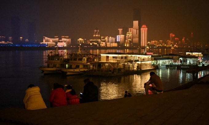 Bờ sông Dương Tử tại Vũ Hán đêm 11/2. Ảnh: AFP.