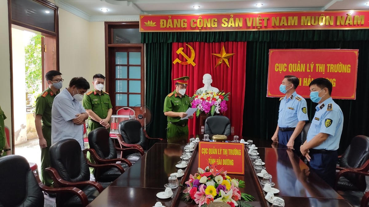 Cơ quan Công an tỉnh Hải Dương đọc lệnh bắt tạm giam và khám xét nơi làm việc của nguyên Quyền Cục trưởng Cục Quản lý thị trường tỉnh Hải Dương