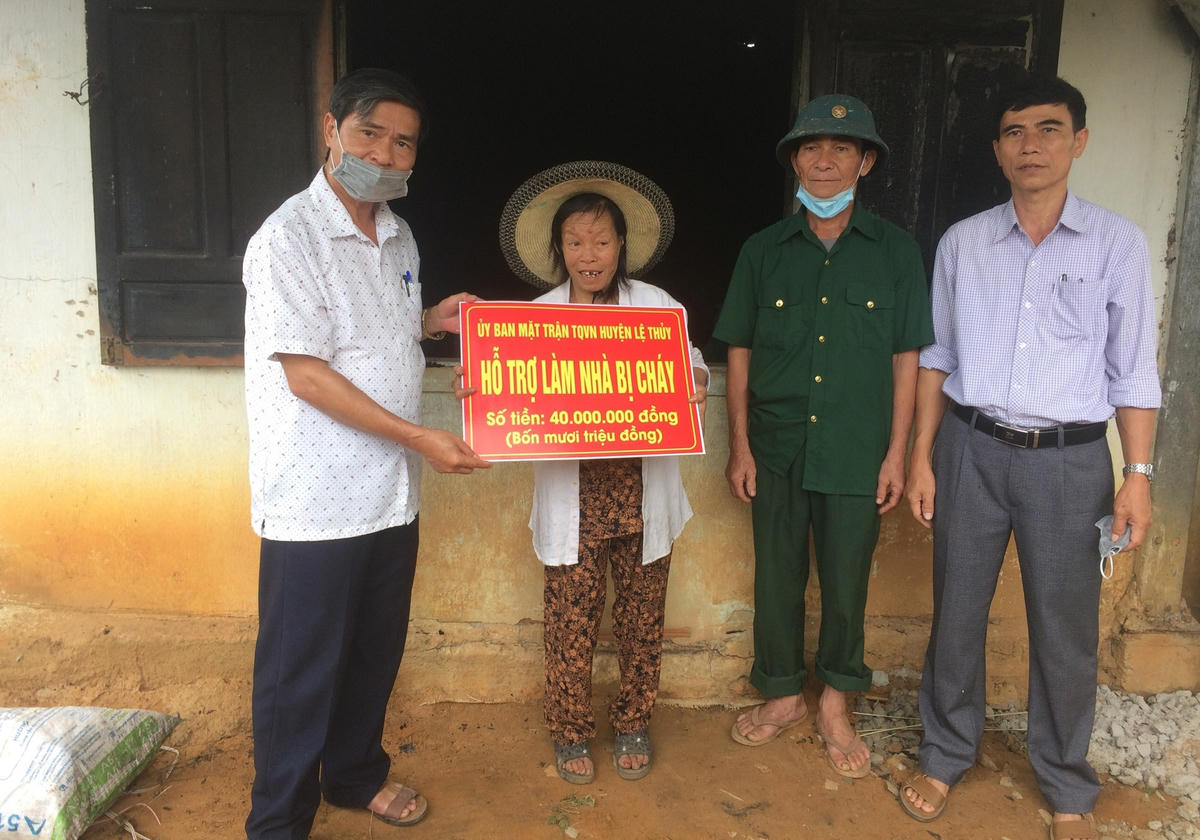 Ủy ban MTTQ Việt Nam huyện Lệ Thủy hỗ trợ gia đình bị cháy nhà 40 triệu đồng để làm lại nhà.