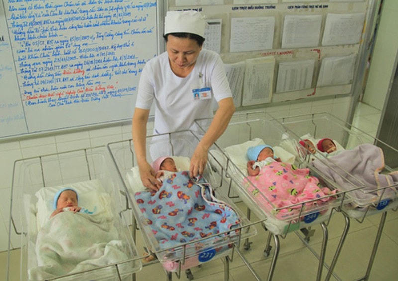 Chăm sóc trẻ sơ sinh ở Bệnh viện Từ Dũ.