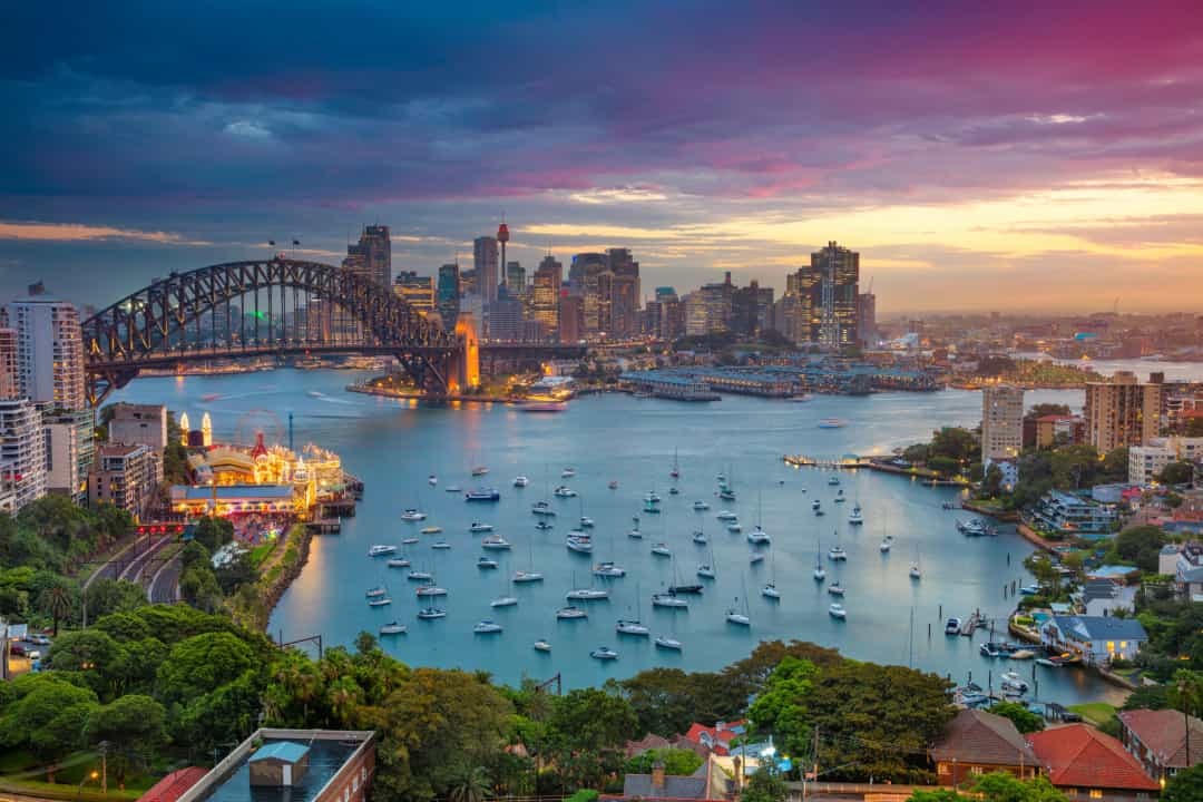 Cảng Sydney mang tính biểu tượng ngày nay đã xuất hiện trên những tấm bưu thiếp, đây cũng là thành phố đông dân nhất ở Úc.  