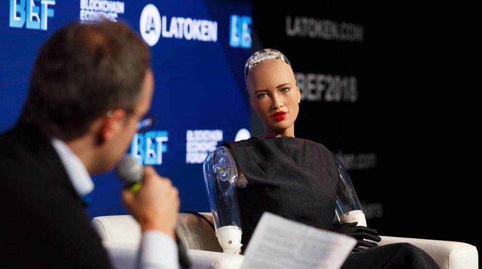Robot Sophia trong một lần trả lời phỏng vấn.