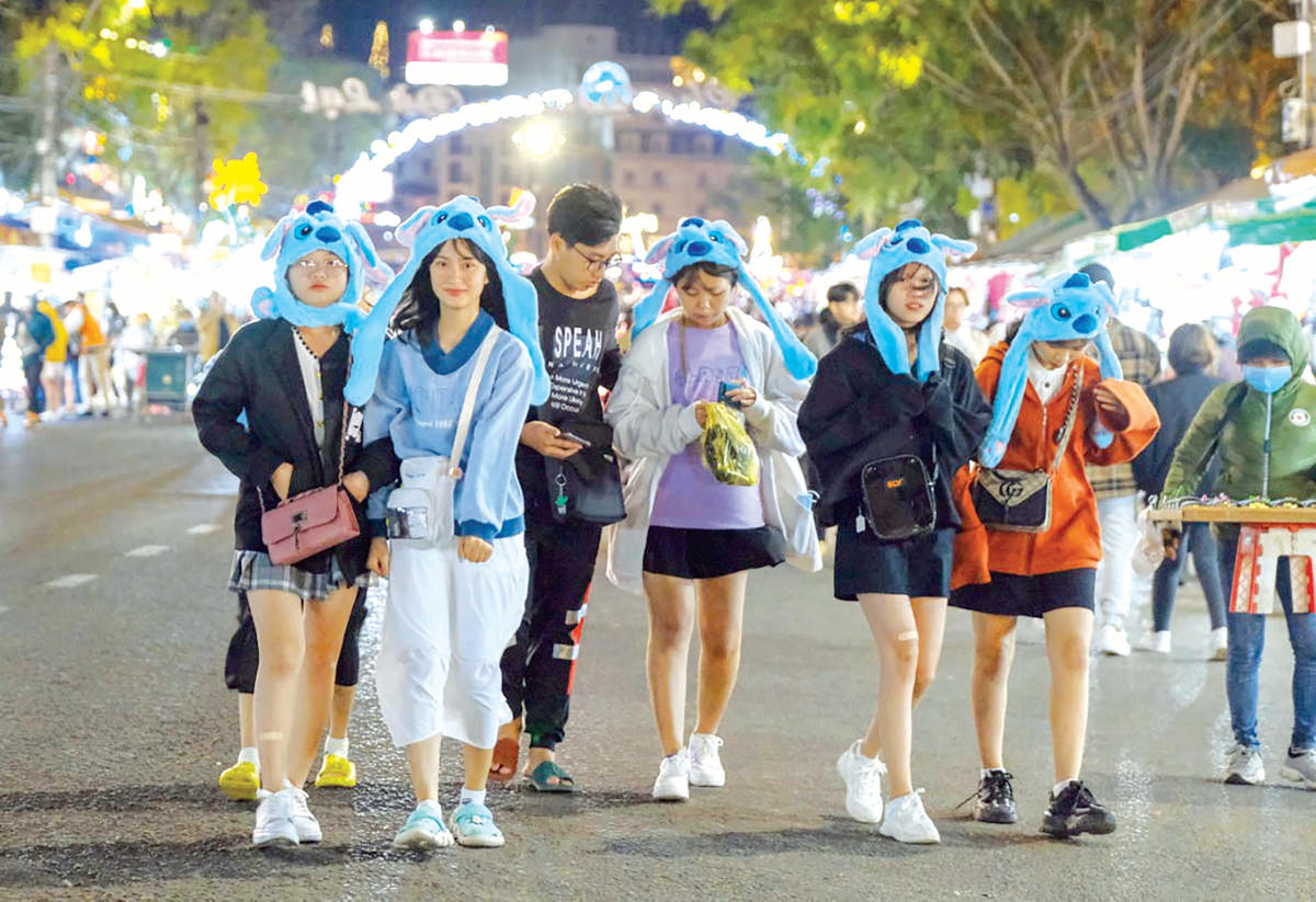 Du khách tới Đà Lạt trong ngày đầu năm mới 2021.