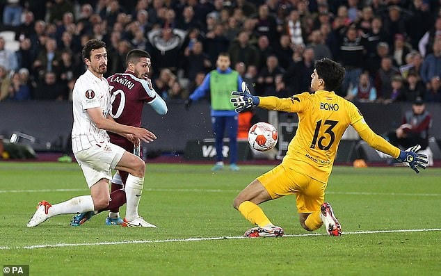 Tình huống Lazzini có cơ hội ngon ăn, nhưng anh không đánh bại được thủ môn Bono bên phía Sevilla.
