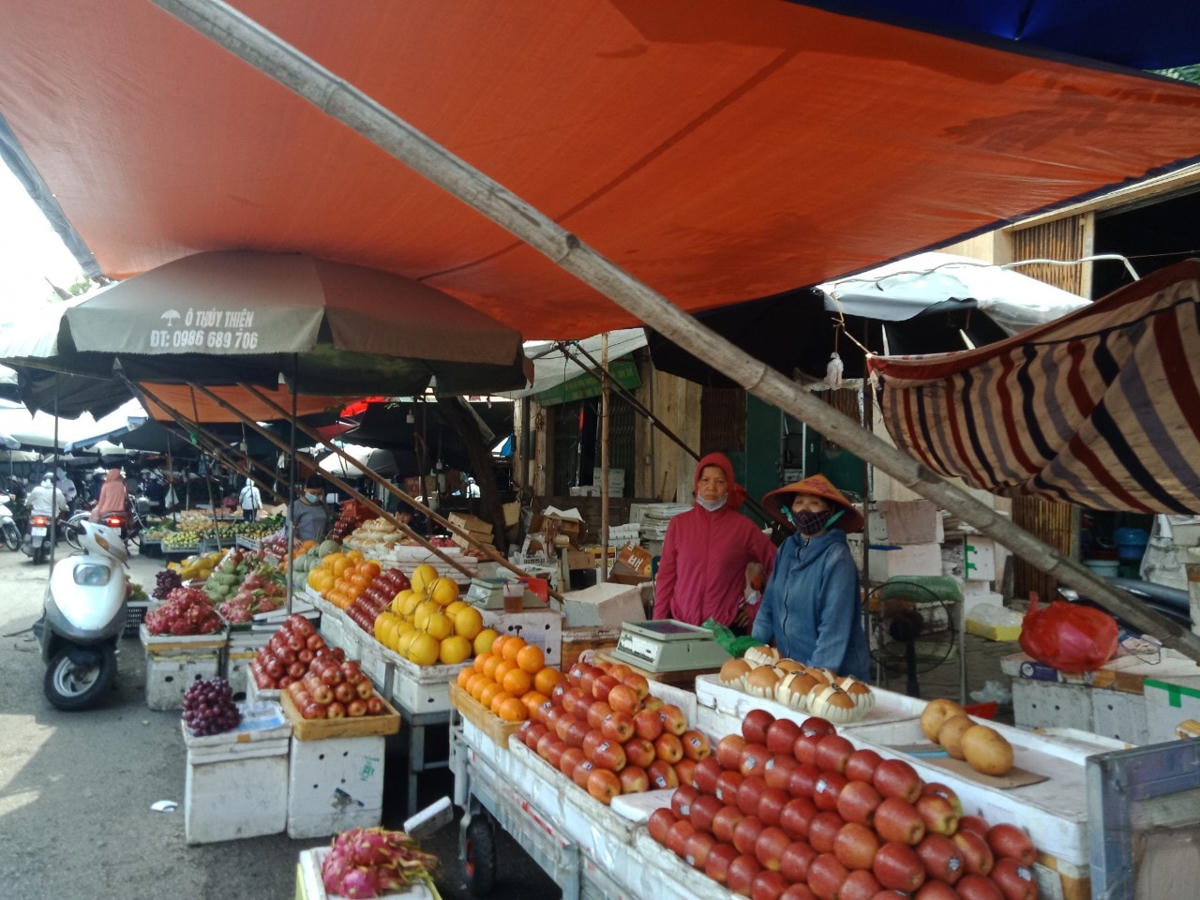 [ẢNH] Chợ tạm vẫn hoạt động, người dân còn lơ là chủ quan phòng dịch