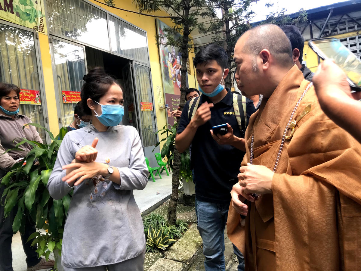 Người dân đến nhận dạng hũ tro cốt của người thân.
