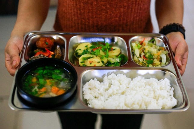 Mỗi suất ăn ở đây đều có canh, 2 loại rau và giò, chả, tôm chay để những người không ăn chay tốt đều có thể dùng được.