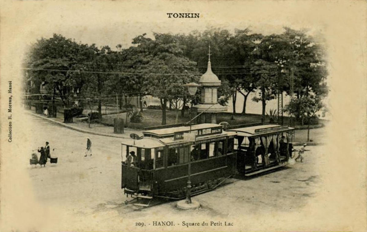 Quảng trường hồ Hoàn Kiếm.