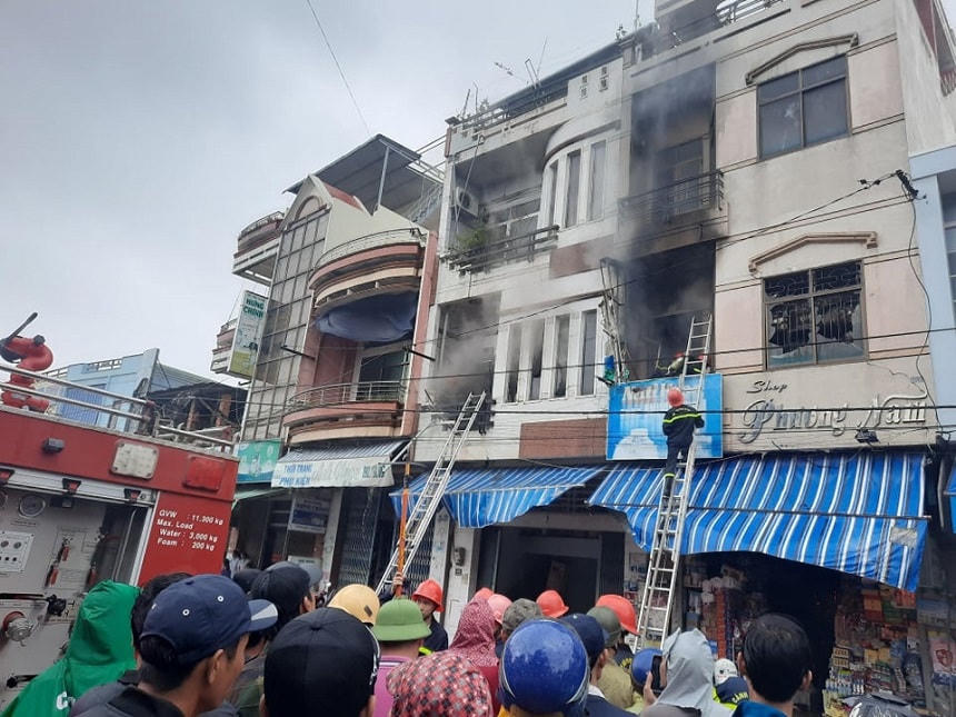 Đám cháy lớn ở tầng 2 ngôi nhà 44-46 đường Trần Phú (thị trấn Diêu Trì, huyện Tuy Phước).