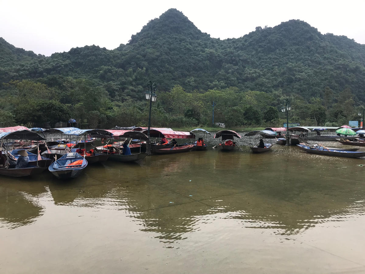 Chùa Hương (Hà Nội) mùa vắng khách.  