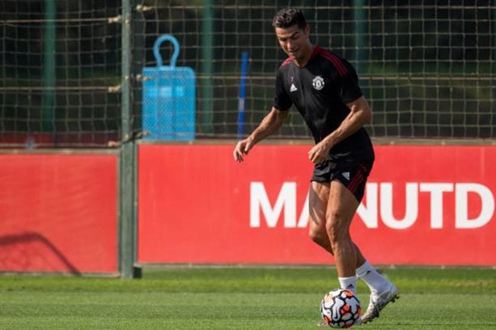 Ronaldo phô diễn kỹ thuật trong buổi tập, đủ thuyết phục HLV Solskjaer cho ra sân?