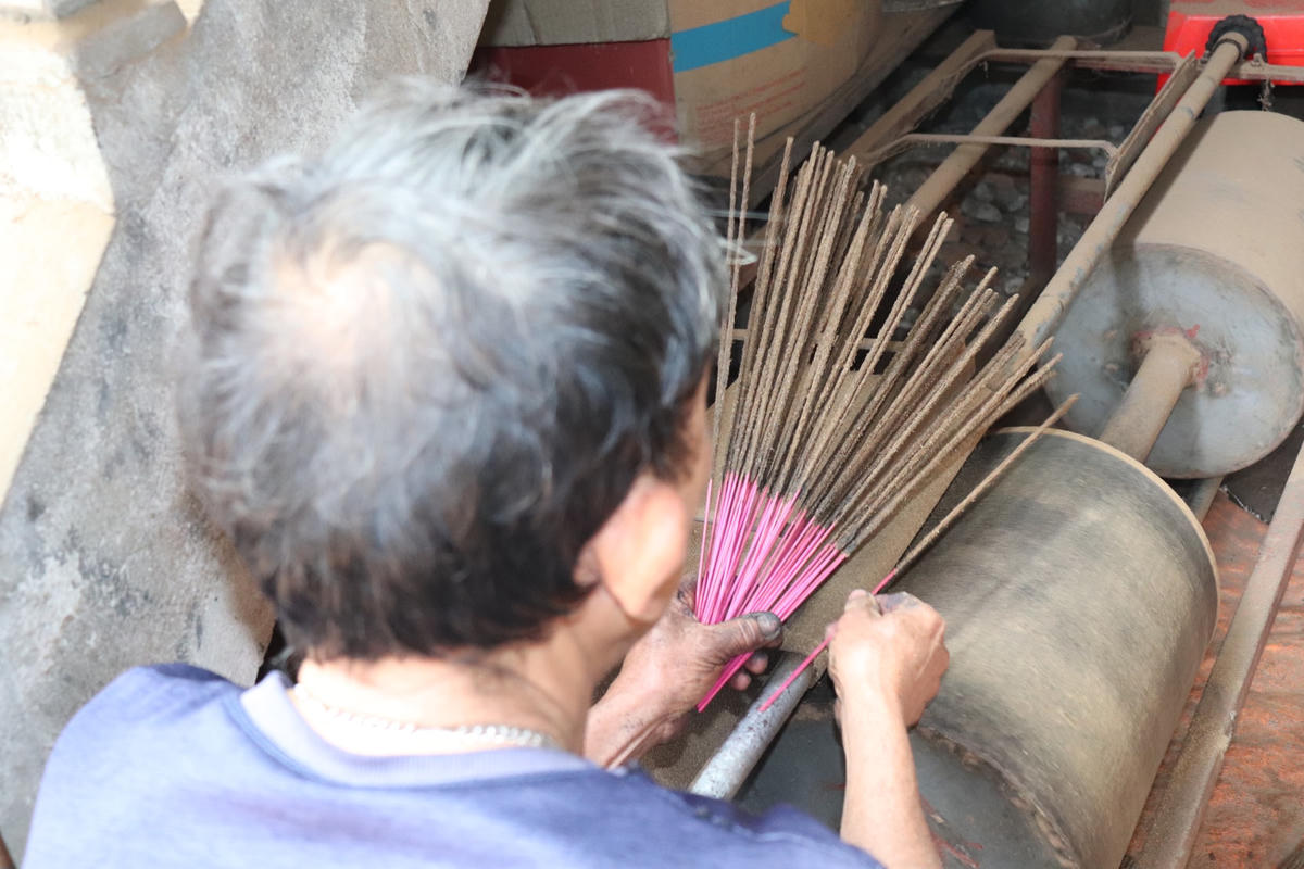 Ông Đoàn Văn Mậu rất trăn trở việc giữ gìn và bảo vệ để làng hương Đông Khê không bị mai một.