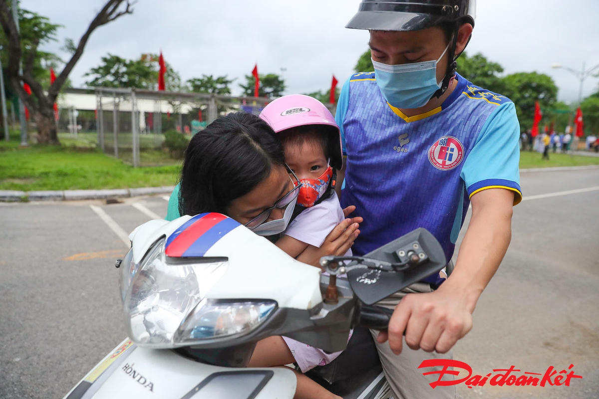 Chị Nguyễn Thị Oanh, Khoa Hồi phục chức năng chia tay gia đình, ôm chặt cô con gái vào lòng trước khi đi vào vùng dịch thực hiện nhiệm vụ. Ảnh: Quang Vinh. 