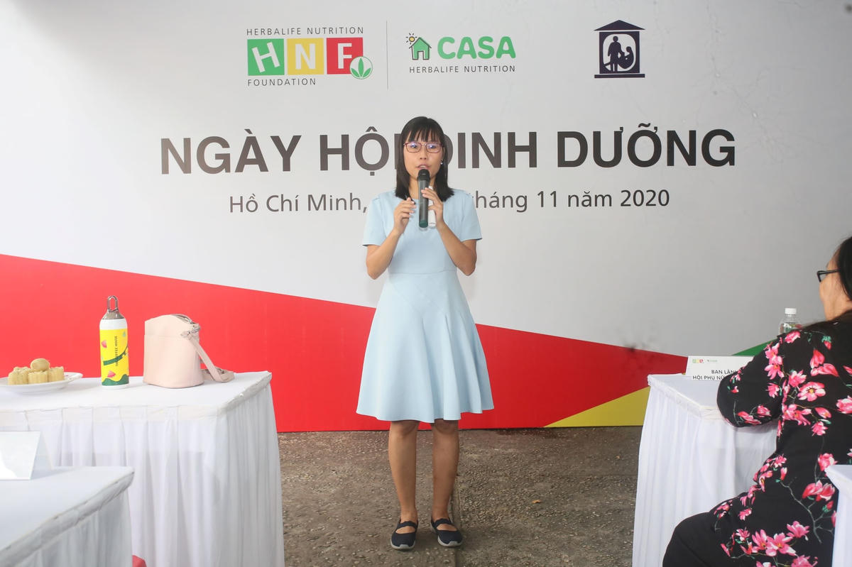 Thạc sỹ Bác sỹ Nguyễn Phương Anh, Bộ Môn Dinh Dưỡng - Trường Đại Học Y Khoa Phạm Ngọc Thạch trang bị kiến thức dinh dưỡng cho các em tại Mái Ấm Bà Chiểu ngày 29/11/2020.