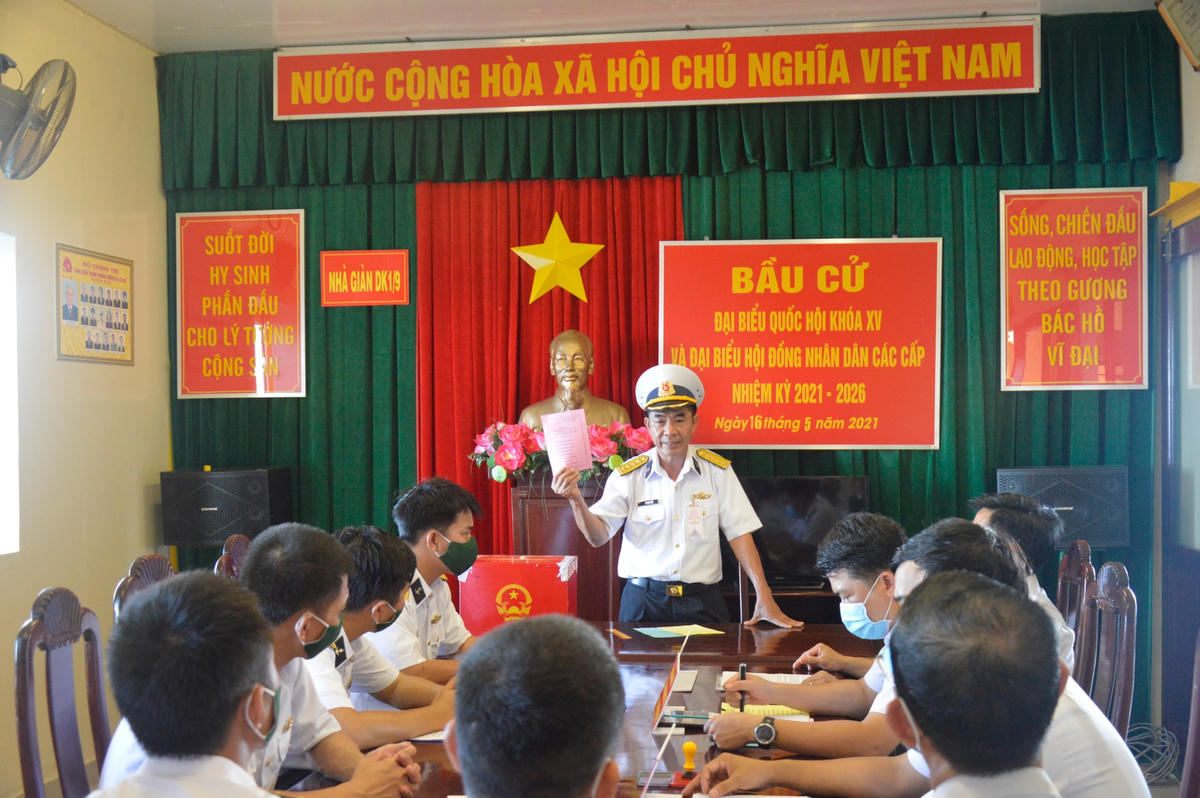 Đại tá Lê Đình Việt, Tổ trưởng Tổ bầu cử hướng dẫn bầu cử.