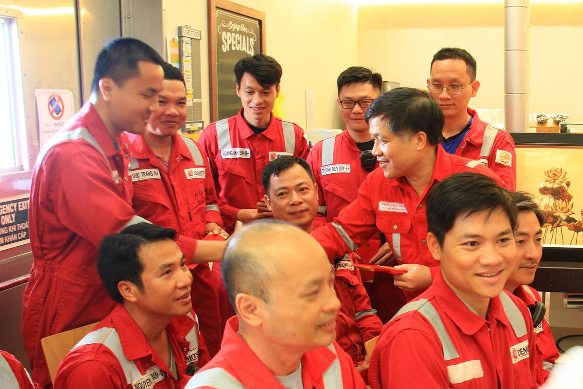 Thành viên HĐTV Petrovietnam Phan Ngọc Trung chúc Tết, động viên người lao động trên giàn Sao Vàng CPP