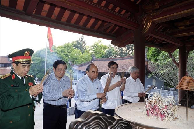 Chủ tịch nước Nguyễn Xuân Phúc và các đại biểu dâng hương tại Đền thờ Đức Quốc tổ Lạc Long Quân. Ảnh: Thống Nhất/TTXVN.