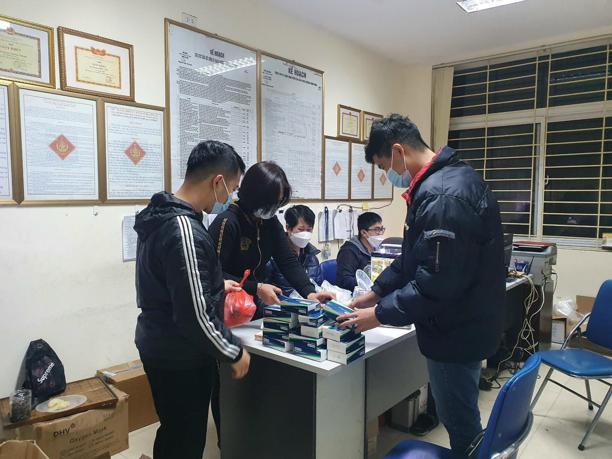 Lực lượng tình nguyện viên làm việc tại Trạm y tế lưu động phường Vĩnh Phúc.