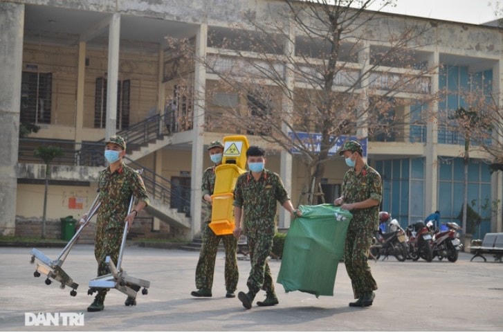 Sáng 29/1, Bệnh viện Đại học Kỹ thuật Y tế Hải Dương được dọn dẹp vệ sinh trước khi trở thành bệnh viện dã chiến tiếp nhận người mắc Covid-19.  