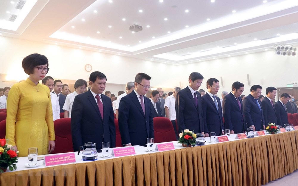 Các đại biểu tưởng niệm các liệt sỹ. (Ảnh: Thống Nhất/TTXVN).