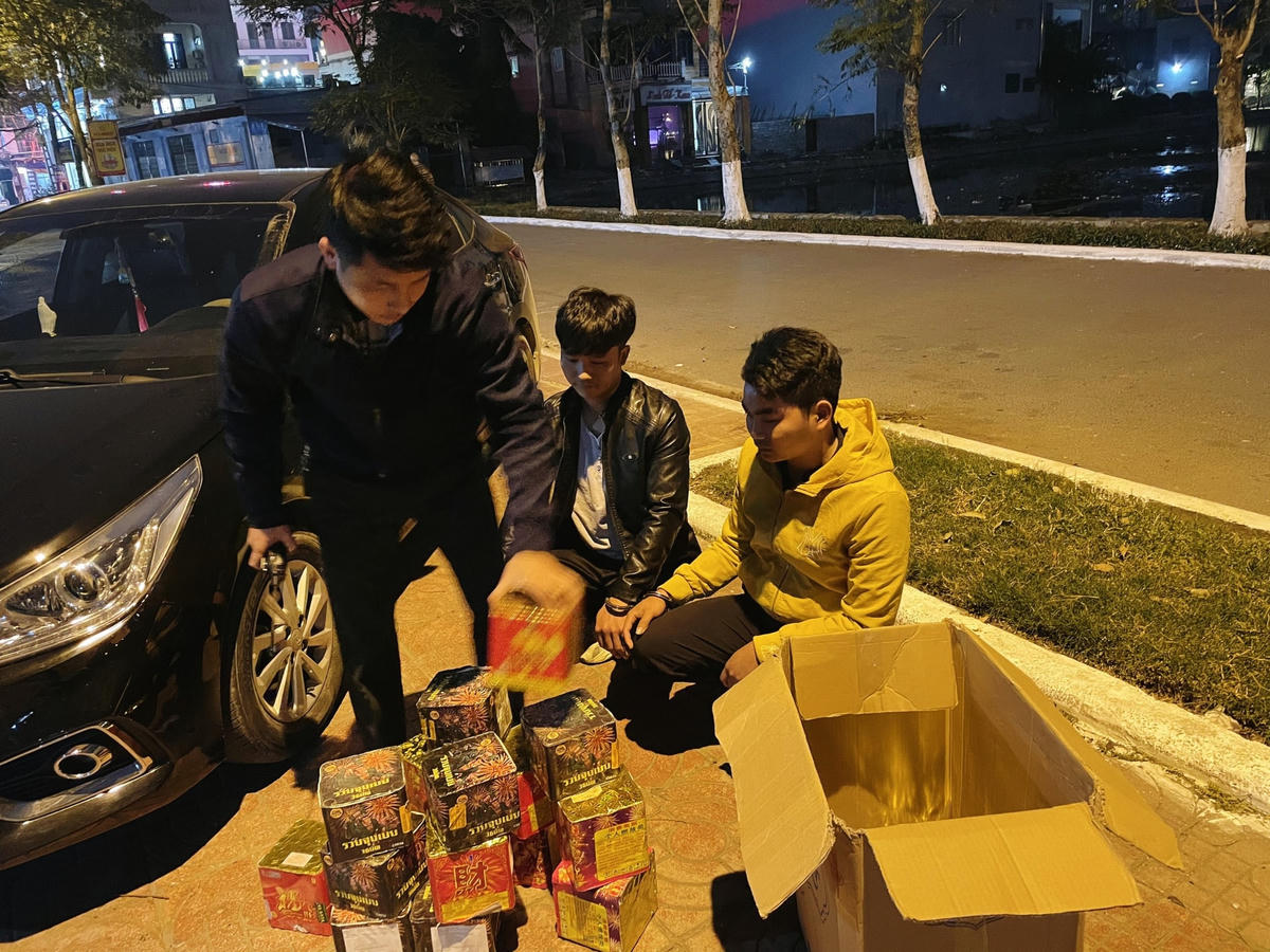 Đang vận chuyển số pháo nổ vừa mua, Bình và Hảo bị nhà chức trách Nam Định phát hiện, bắt giữ