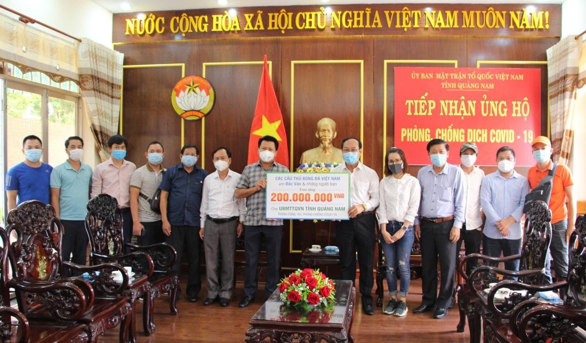 Các câu thủ bóng đá Việt Nam ủng hộ 200 triệu đồng phòng, chống dịch Covid-19.