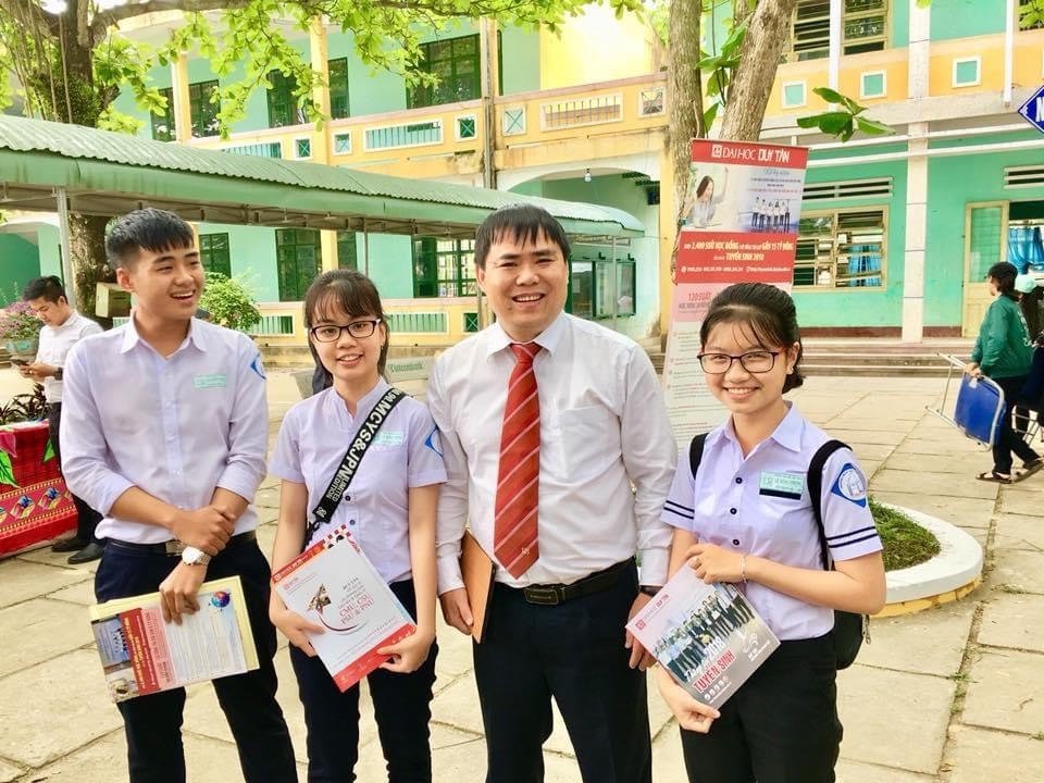 Tiến sĩ Võ Thanh Hải, Phó hiệu trưởng Trường Đại học Duy Tân cùng các thí sinh.
