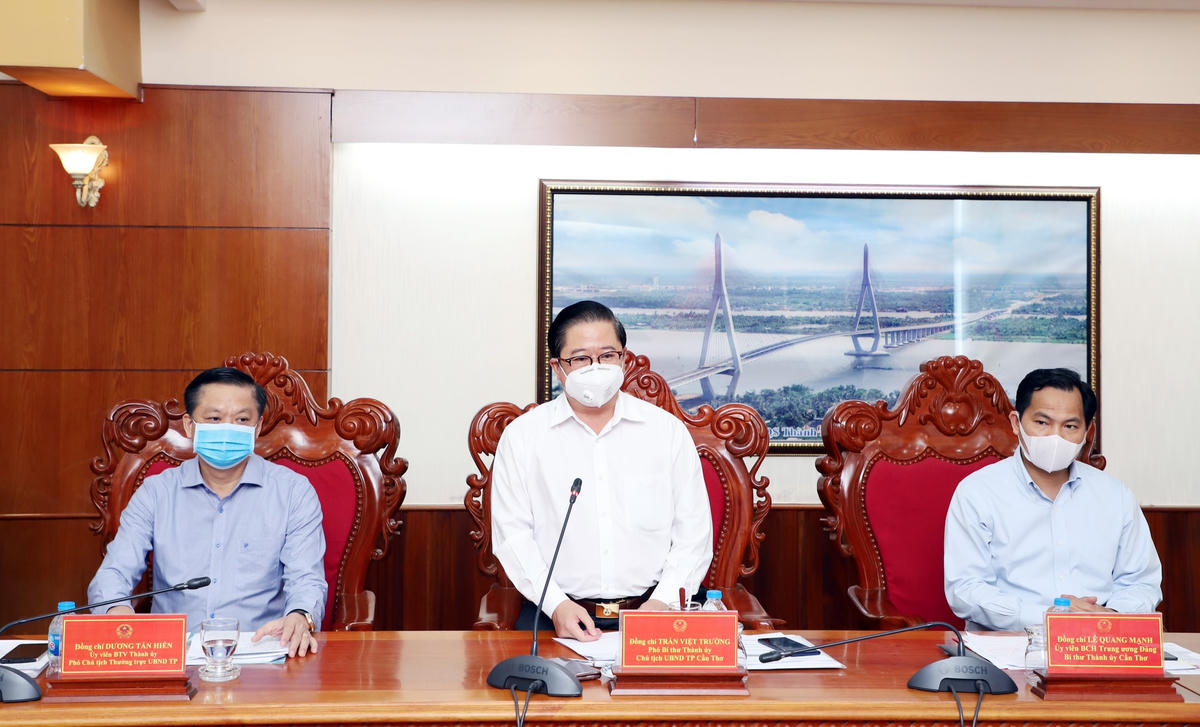 Chủ tịch UBND thành phố, Trưởng Ban Chỉ đạo phòng, chống dịch Covid-19 TP Cần Thơ, Trần Việt Trường kiến nghị với đoàn. 