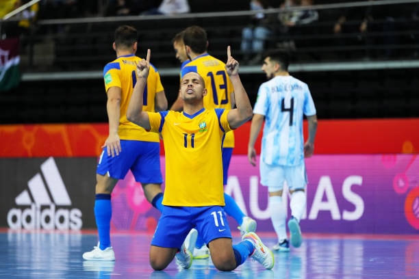 Ferrao nhen nhóm hi vọng cho Brazil với bàn rút ngắn cách biệt.