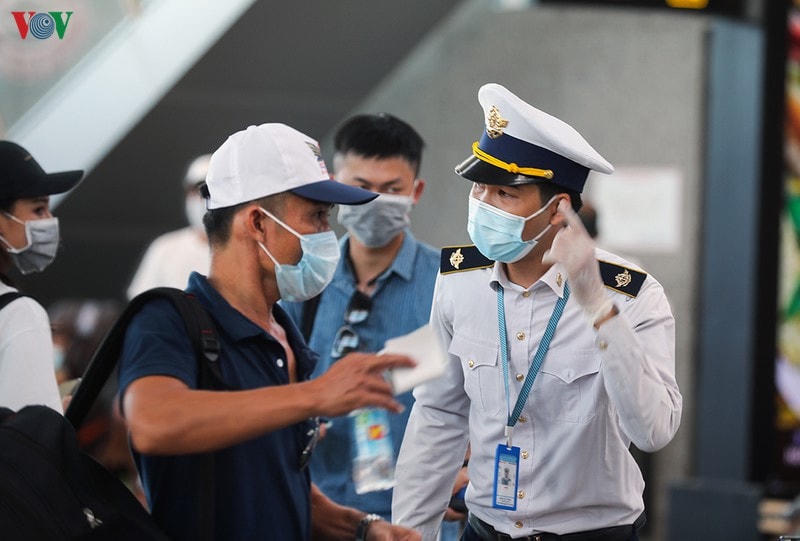 Du khách tại sân bay rời Đà Nẵng chiều 26/7.  
