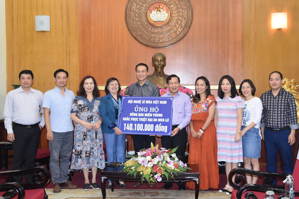 Ông Trần Văn Sinh, Trưởng ban Phong trào UBTƯ MTTQ Việt Nam tiếp nhận ủng hộ từ Hội nghệ sĩ múa Việt Nam.