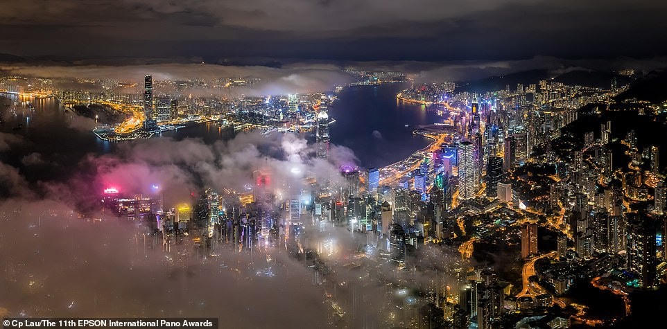 Hong Kong (Trung Quốc) mang vẻ đẹp đầy quyến rũ trong bức ảnh toàn cảnh đêm chụp từ trên cao. Tác phẩm được bấm máy bởi cư dân của chính thành phố, nhiếp ảnh gia Cp Lau.