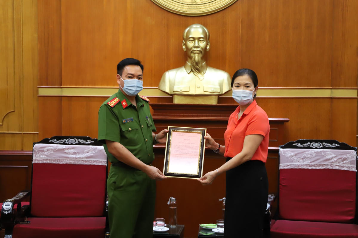Phó Chủ tịch Trương Thị Ngọc Ánh trao thư cảm ơn của UBTƯ MTTQ Việt Nam đến Học viện Cảnh sát nhân dân, Bộ Công an.
