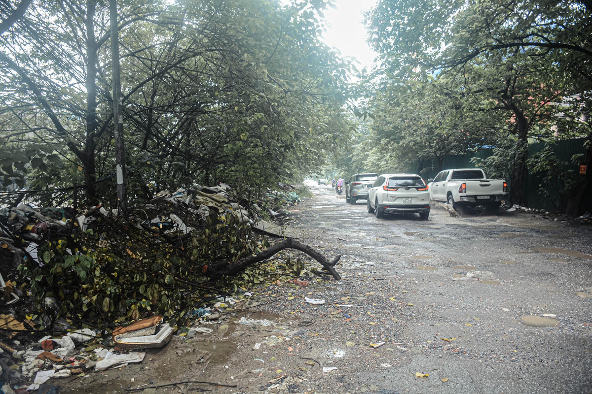 Đáng chú ý, đoạn đường này có đủ loại rác thải chất thành đống.