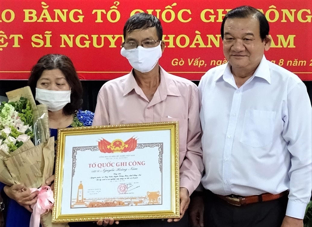 Đại diện gia đình Liệt sĩ Nguyễn Hoàng Nam nhận Bằng Tổ quốc ghi công.