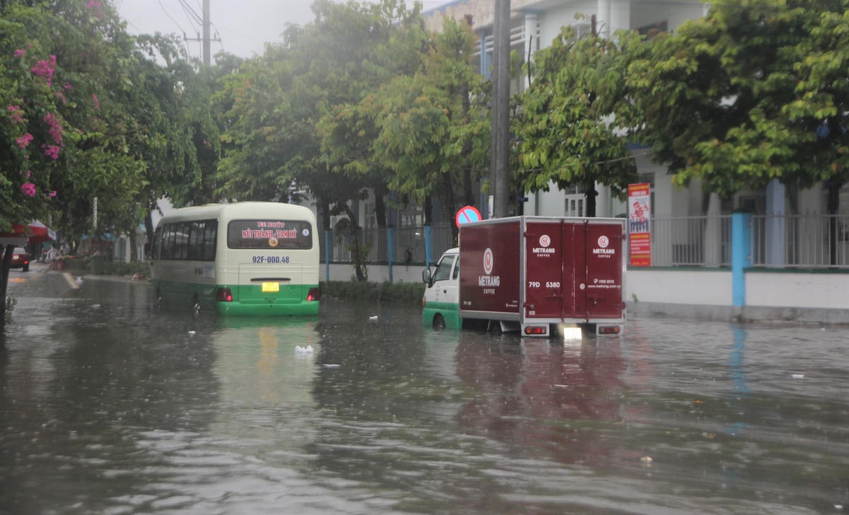 Một số phương tiện chết máy bỏ nằm lại giữa đường.