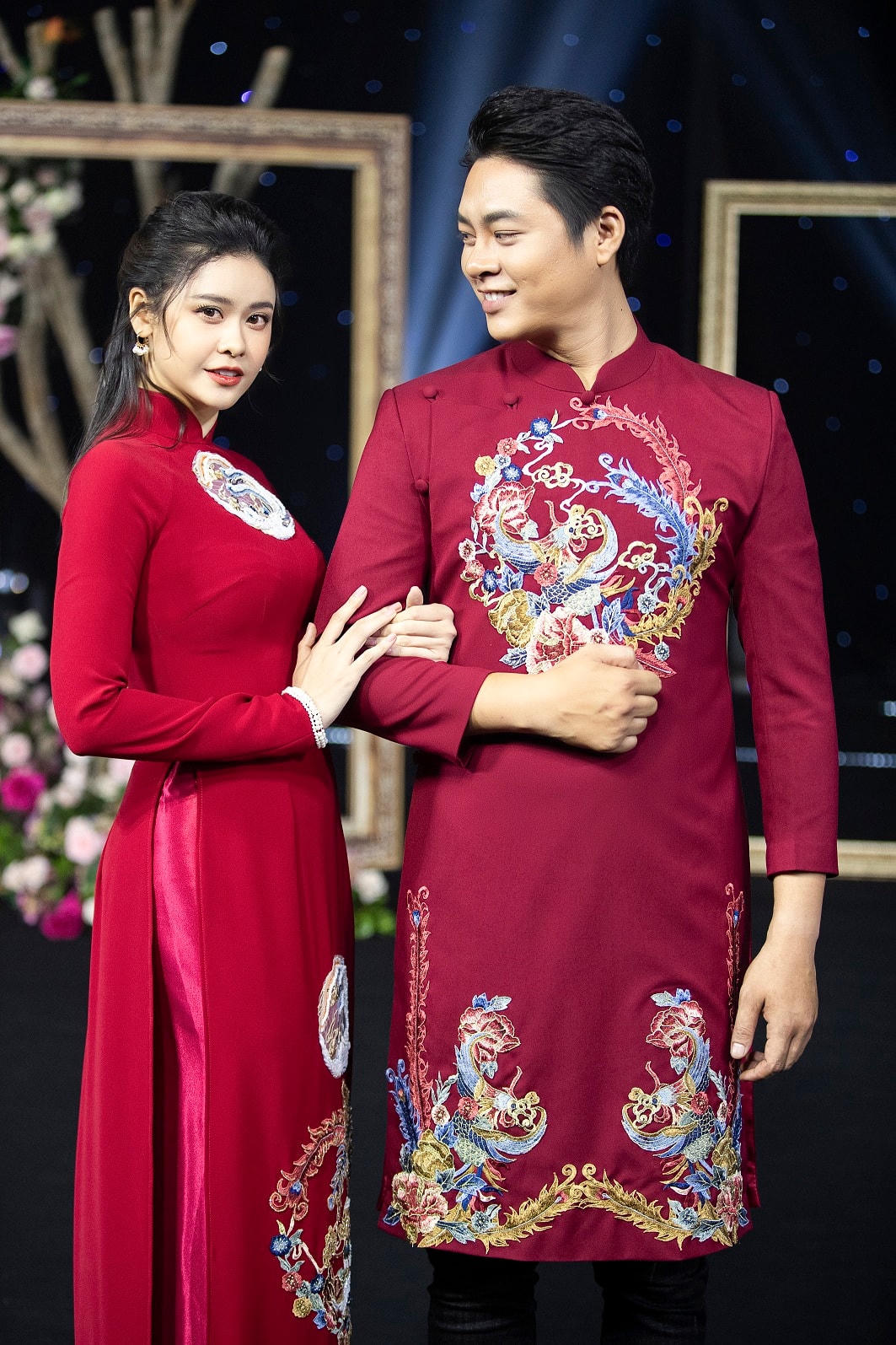 NTK Minh Châu đã khéo léo lựa chọn những màu sắc nổi bật kết hợp cùng loạt họa tiết rồng phượng một cách hài hòa để làm nên Dạm ngõ.